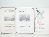trois livres posés sur une table