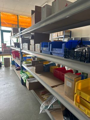 de nombreux bacs et cartons sur les étagères du magasin