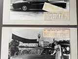 deux vieilles photos en noir et blanc d'une femme debout à côté d'une voiture