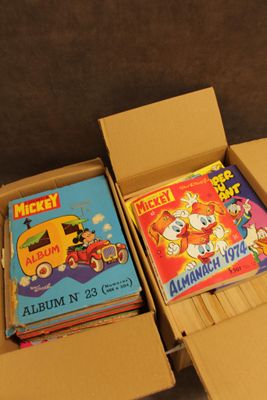 deux livres dans une boîte posée par terre, l'un à côté de l'autre
