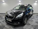 la voiture noire est garée sur un sol en damier dans le garage