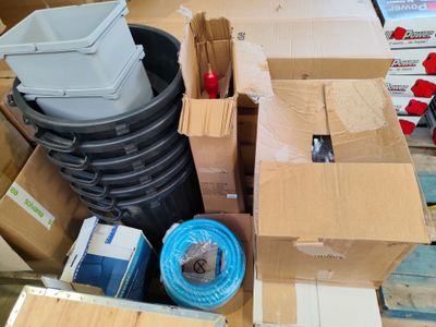 un tas de cartons et d'autres objets par terre