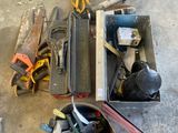 de nombreux outils qui traînent dans une boîte posée par terre