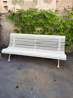 un banc blanc posé devant un mur