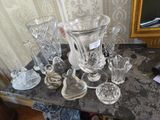 une table sur laquelle se trouvent de nombreux objets en verre
