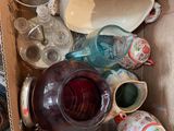 une boîte remplie d'assiettes et de tasses