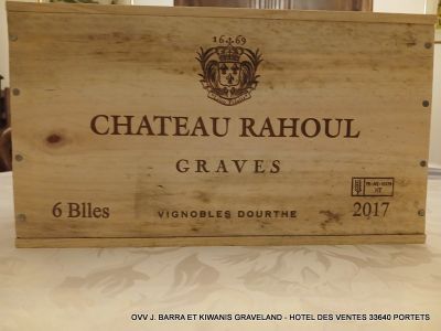 une boîte en bois avec une étiquette posée sur une table