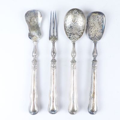 trois cuillères et une fourchette en argent sur une surface blanche