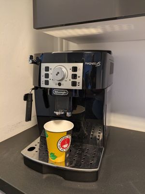 une cafetière et une tasse posées sur un plan de travail