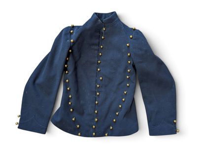 un gros plan sur une veste bleue ornée de boutons dorés