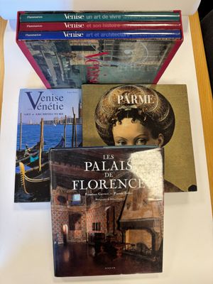 plusieurs livres sont posés sur une table les uns à côté des autres