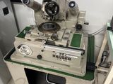 une machine posée sur une table dans une pièce