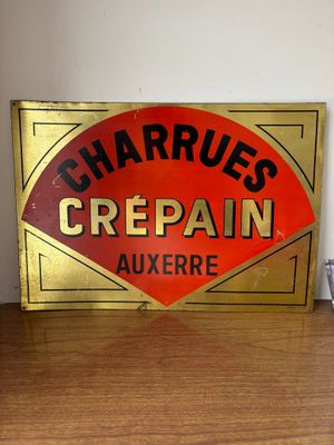 un gros plan d'un panneau rouge et jaune posé sur une table en bois