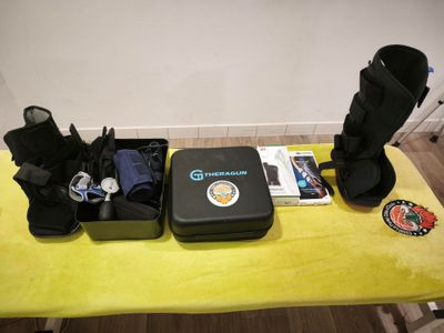 une table jaune sur laquelle se trouvent une valise et une paire de chaussures