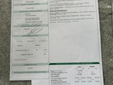 une image représentant une feuille de papier posée sur un canapé