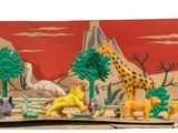 une boîte en carton sur laquelle sont représentés une girafe, un zèbre et d'autres animaux