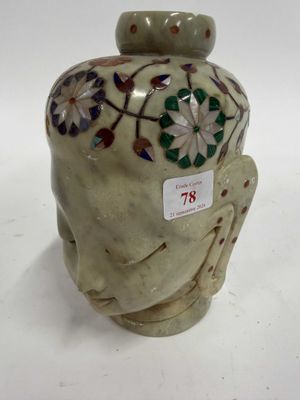 un vase blanc avec des fleurs posé sur une table