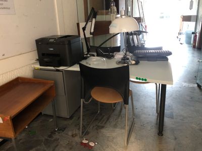 un bureau sur lequel se trouve une imprimante