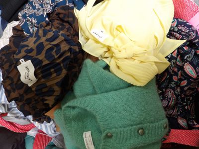 une pile de vêtements posée sur le sol