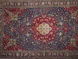 un tapis oriental orné d'un motif rouge et bleu sur fond blanc
