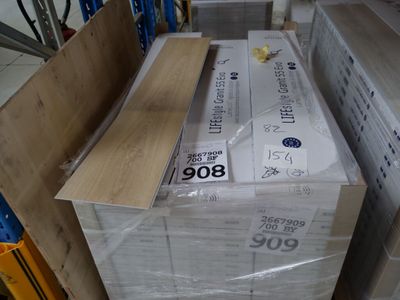 une pile de boîtes sur une palette dans un entrepôt