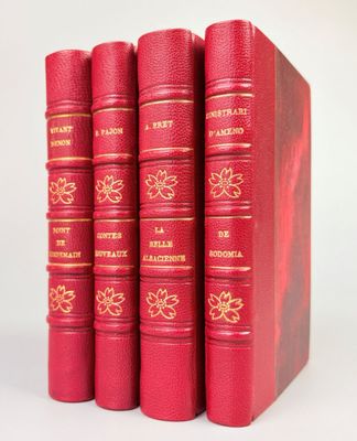un ensemble de cinq livres rouges superposés