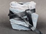 une image représentant une pile de serviettes avec une lanière en cuir