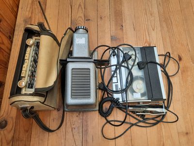 deux vieilles radios posées sur une table en bois à côté d'un sac