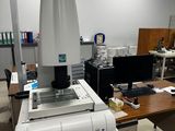 une machine posée sur un bureau dans une pièce