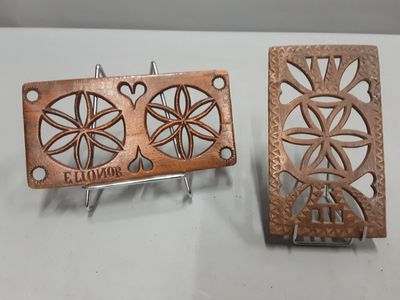 deux morceaux de métal sont posés sur une surface blanche