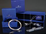 une boîte bleue contenant un anneau en argent et d'autres objets