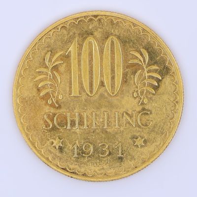 gros plan d'une pièce d'or sur une surface blanche