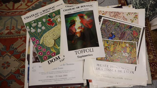 Chemise garnie d’un important lot d’affiches d’expositions, du ch...