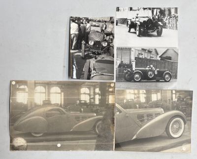 quatre photographies en noir et blanc représentant de vieilles voitures dans un garage