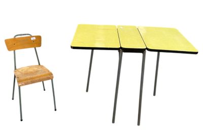 une petite table et une chaise placées l'une à côté de l'autre