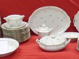de nombreuses assiettes et bols posés sur une nappe rouge