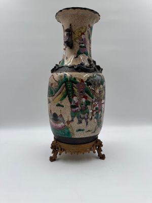 un vase posé sur un support sur une surface blanche