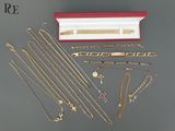 plusieurs types de colliers et de bracelets différents disposés sur une table