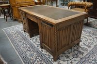 Grand bureau néo-gothique en chêne - sculpté avec des pannea…