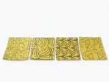 trois sous-verres jaunes ornés de motifs en noir et blanc