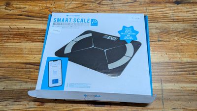 une boîte posée sur une table, sur laquelle se trouve une balance intelligente