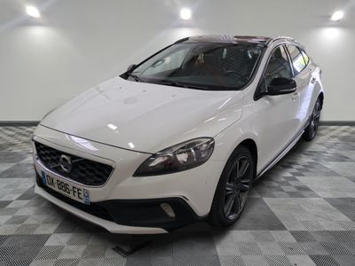 la voiture blanche est garée dans le garage sur le sol en damier