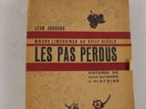 un vieux livre posé sur une table, à côté d'une étiquette