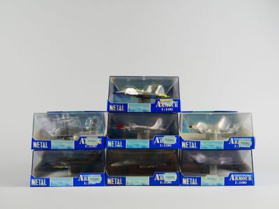 six boîtes contenant des maquettes d'avions assorties sont empilées les unes sur les autres