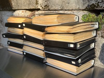 une pile de livres posée sur une table en métal