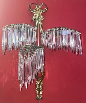 un lustre en verre accroché à un mur rouge