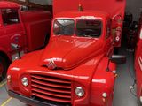 deux camions rouges garés l'un à côté de l'autre dans un garage