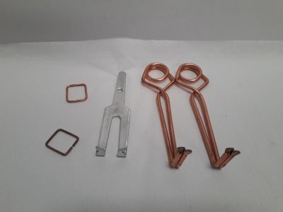 une image représentant une paire de ciseaux et du fil de cuivre