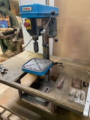 une machine posée sur une table dans un atelier