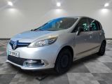 la voiture argentée est garée sur un sol en damier dans le garage